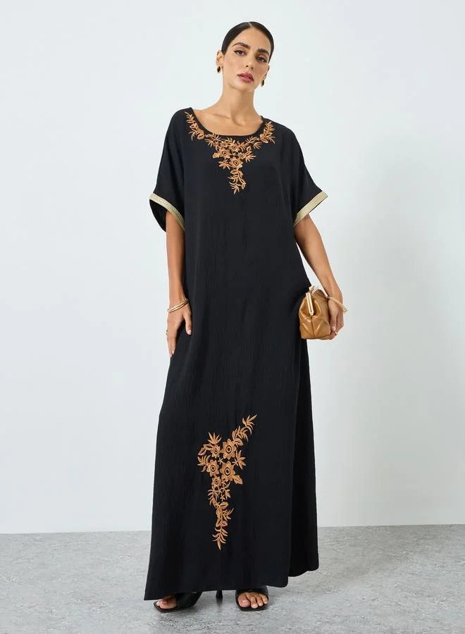 تايك تو جلابية بياقة دائرية وتفاصيل زهور